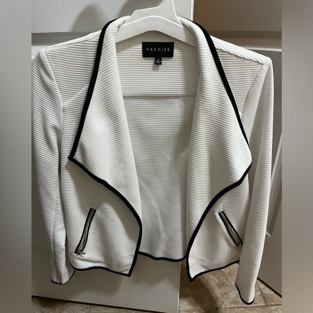 White waterfall blazer with black details and zipper pockets